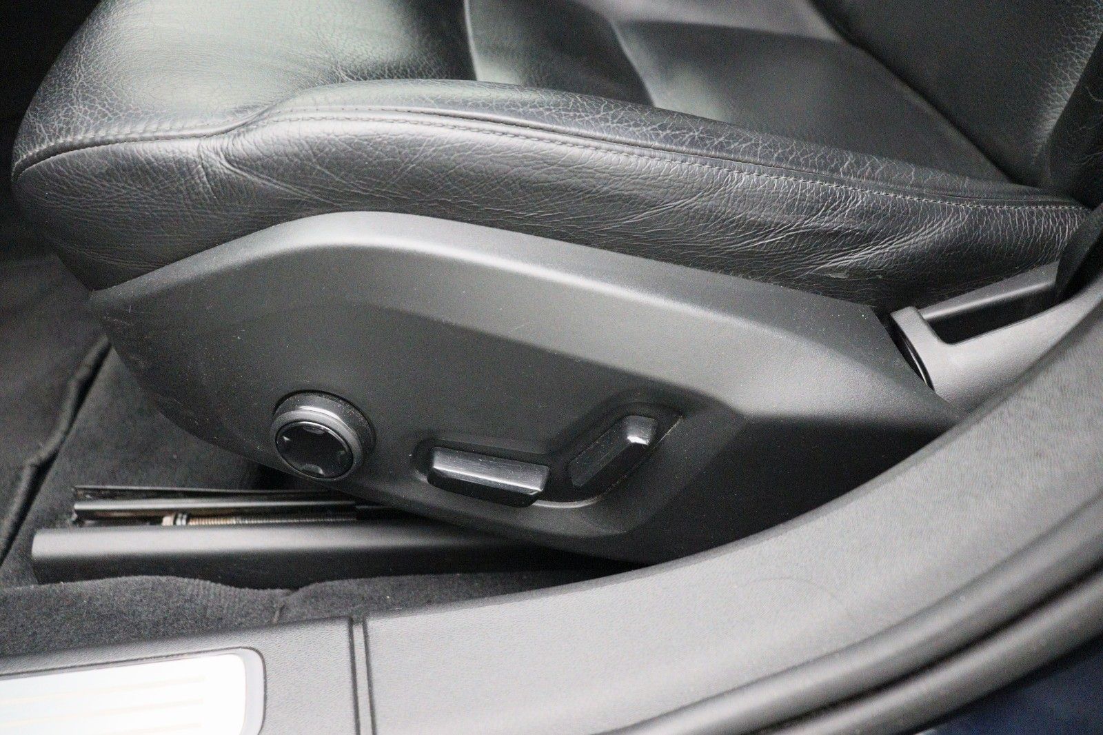 Fahrzeugabbildung Volvo V90 D4 2.0 Kombi Momentum ACC  LED KAMERA
