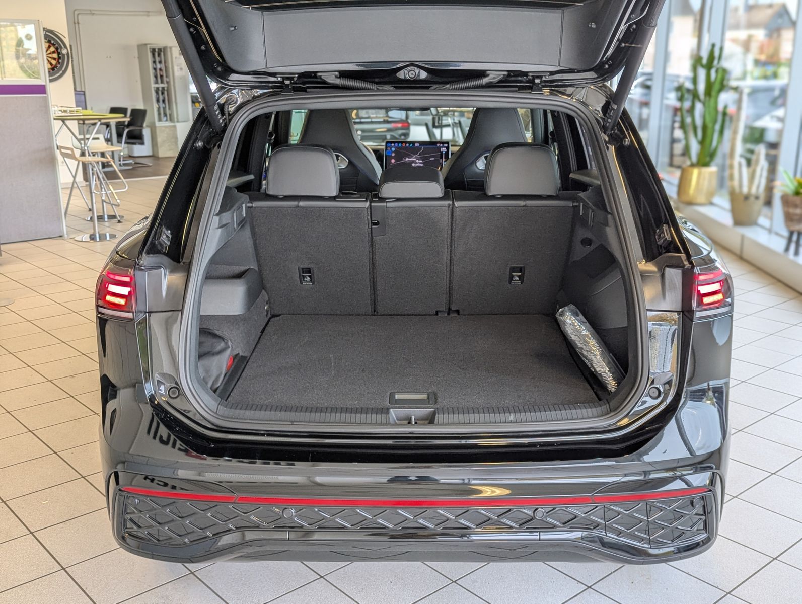 Fahrzeugabbildung Volkswagen Tiguan 2.0TDI R-Line 4M Pano Black Matrix AHK 20