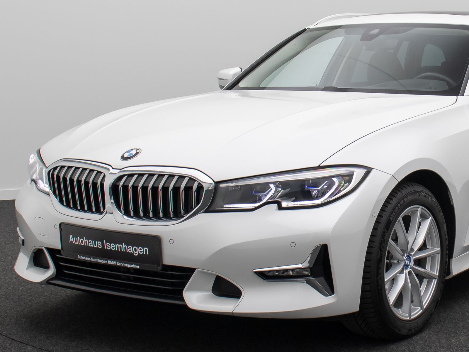 Fahrzeugabbildung BMW 320i Luxury Line Laser HUD Panorama Alarm AHK Hi