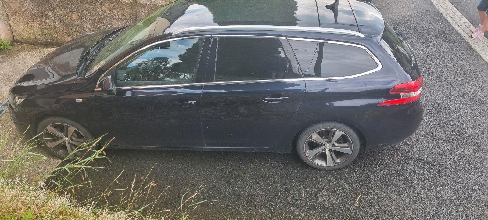 Peugeot 308 2015 — rear view
