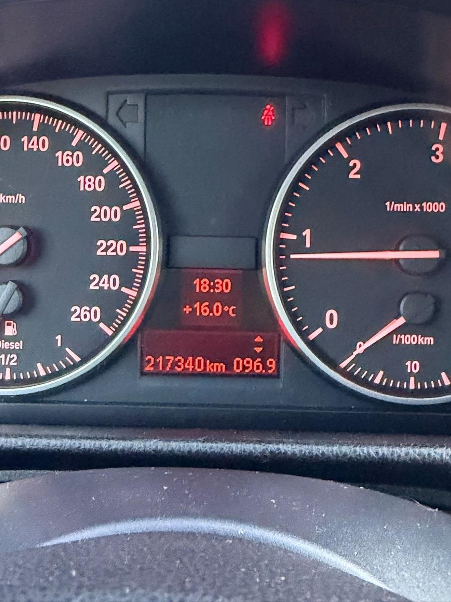 BMW 320 2009 — photo 15