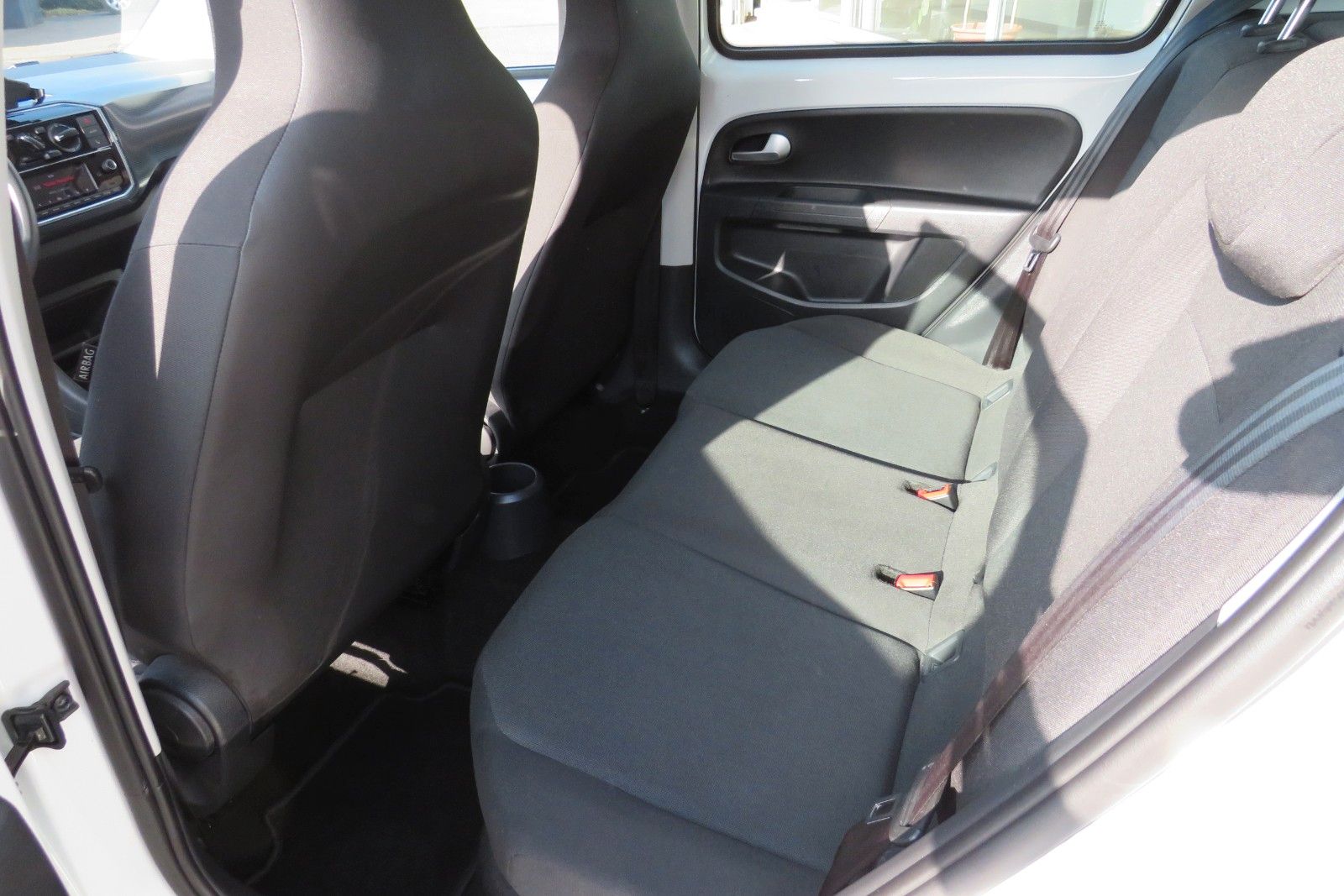 Fahrzeugabbildung Volkswagen up!  SITZHEIZUNG KLIMA 4-TÜREN NEBEL GJ 1.H