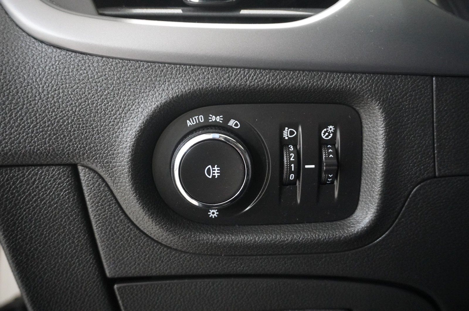 Fahrzeugabbildung Opel Astra K ST 1.2T EDITION NAVI/LED/KAMERA/SHZ/DAB+