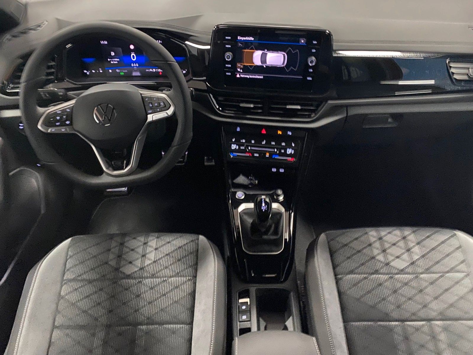 Fahrzeugabbildung Volkswagen T-Roc 1.5 TSI DSG R-Line+ACC+AHK+19"+KAMERA+LED+