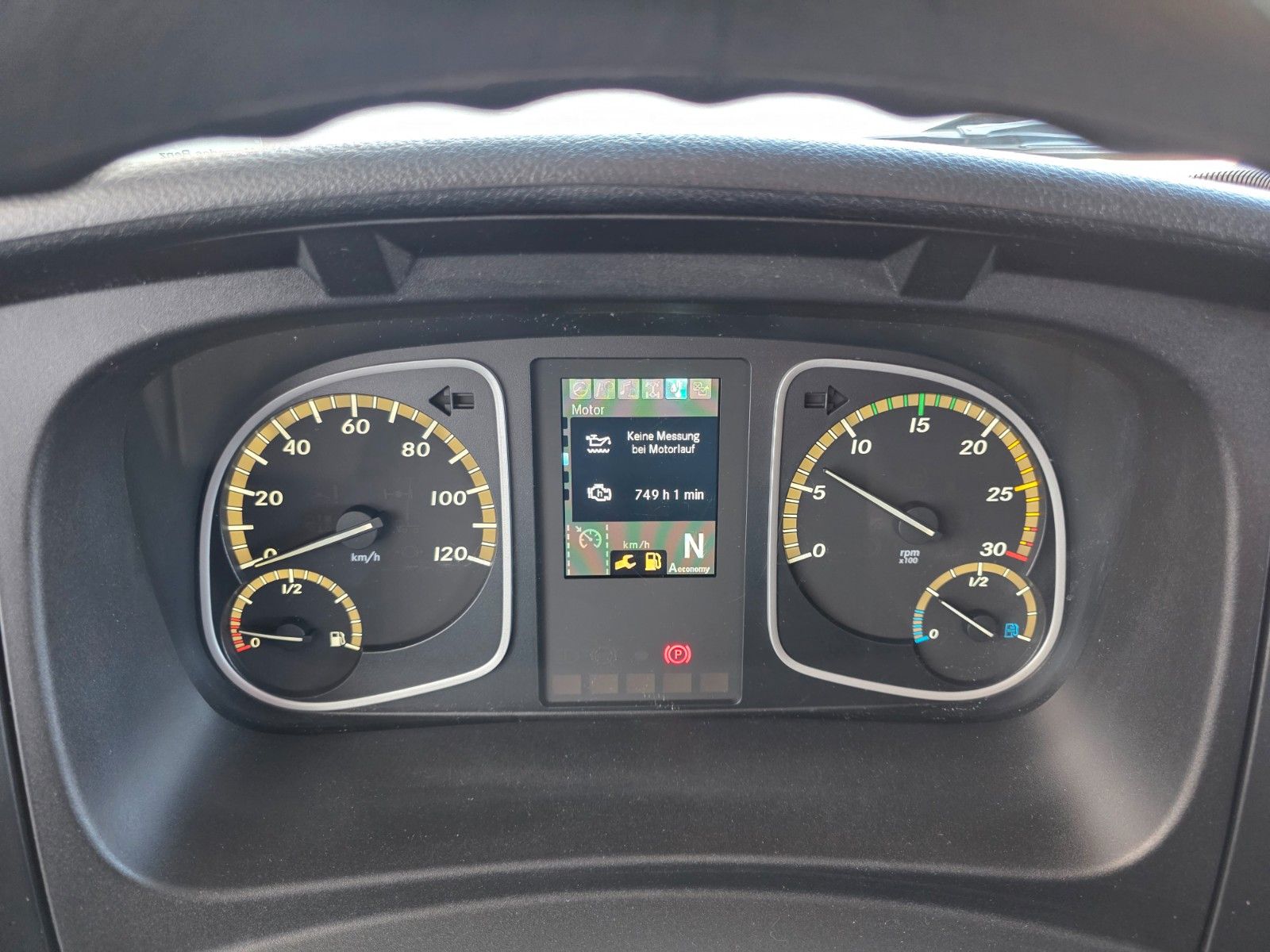 Fahrzeugabbildung Mercedes-Benz Atego 818 L Koffer+LBW Klima 3 Sitze