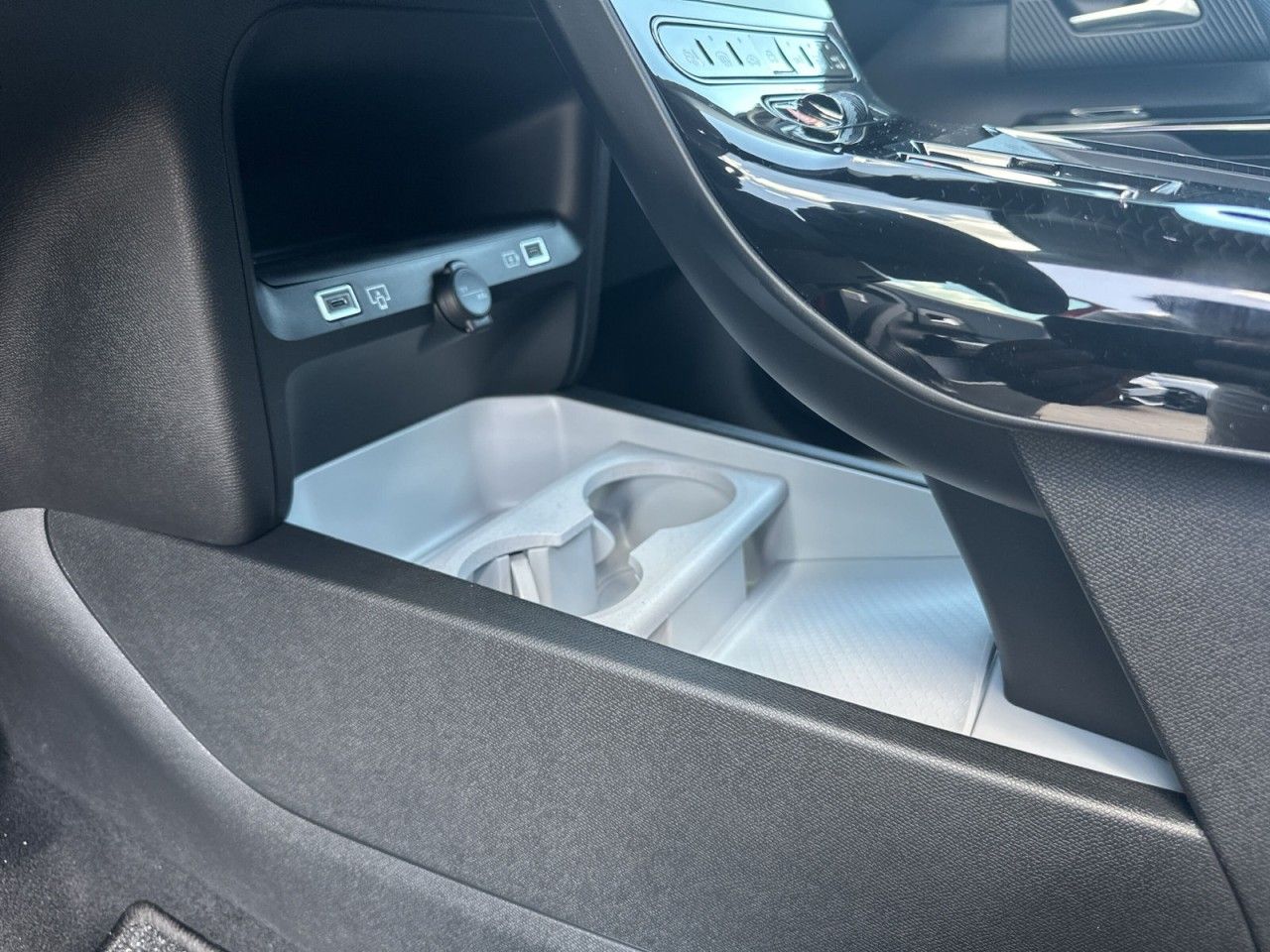 Fahrzeugabbildung Citroën C5 Aircross 145 Hybrid PLUS - mit KI generiert/bearbeitet