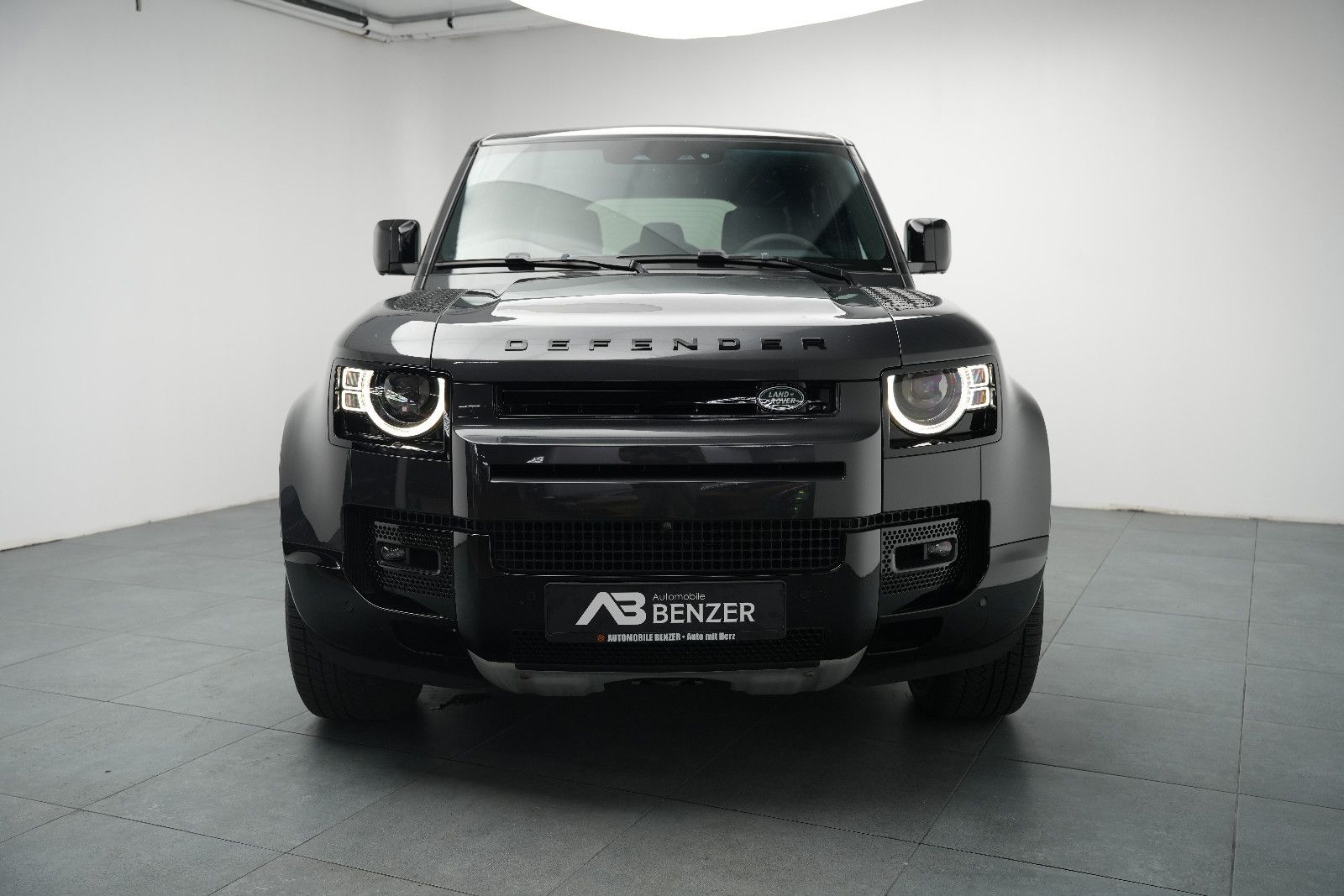 Fahrzeugabbildung Land Rover Defender 110 V8 *Panorama*HUD*Meridian*360°KAM*