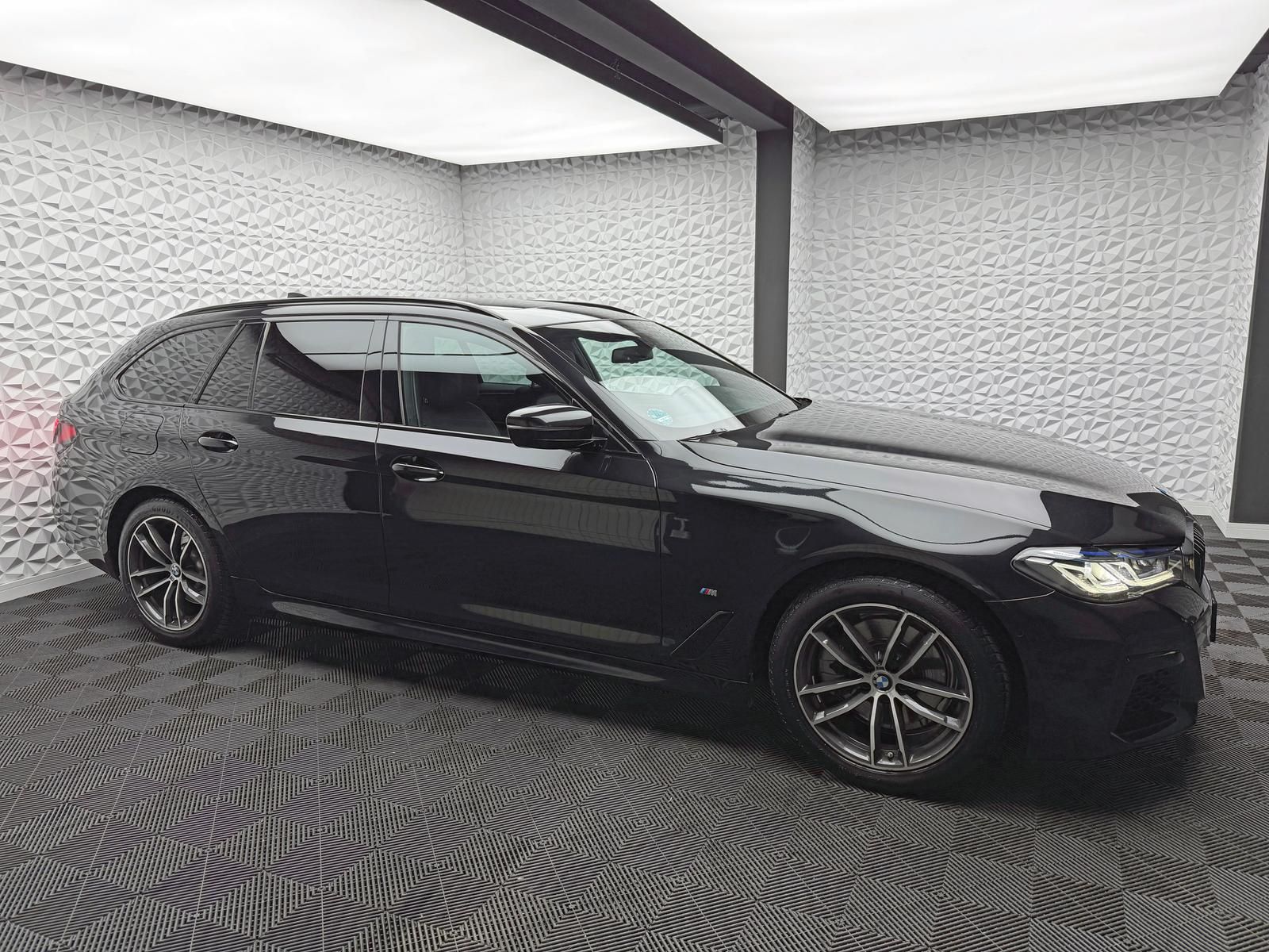 Fahrzeugabbildung BMW 520d M-PAKET/LASER/ACC/PANO/HUD/HIFI/RCAM/KEYLES