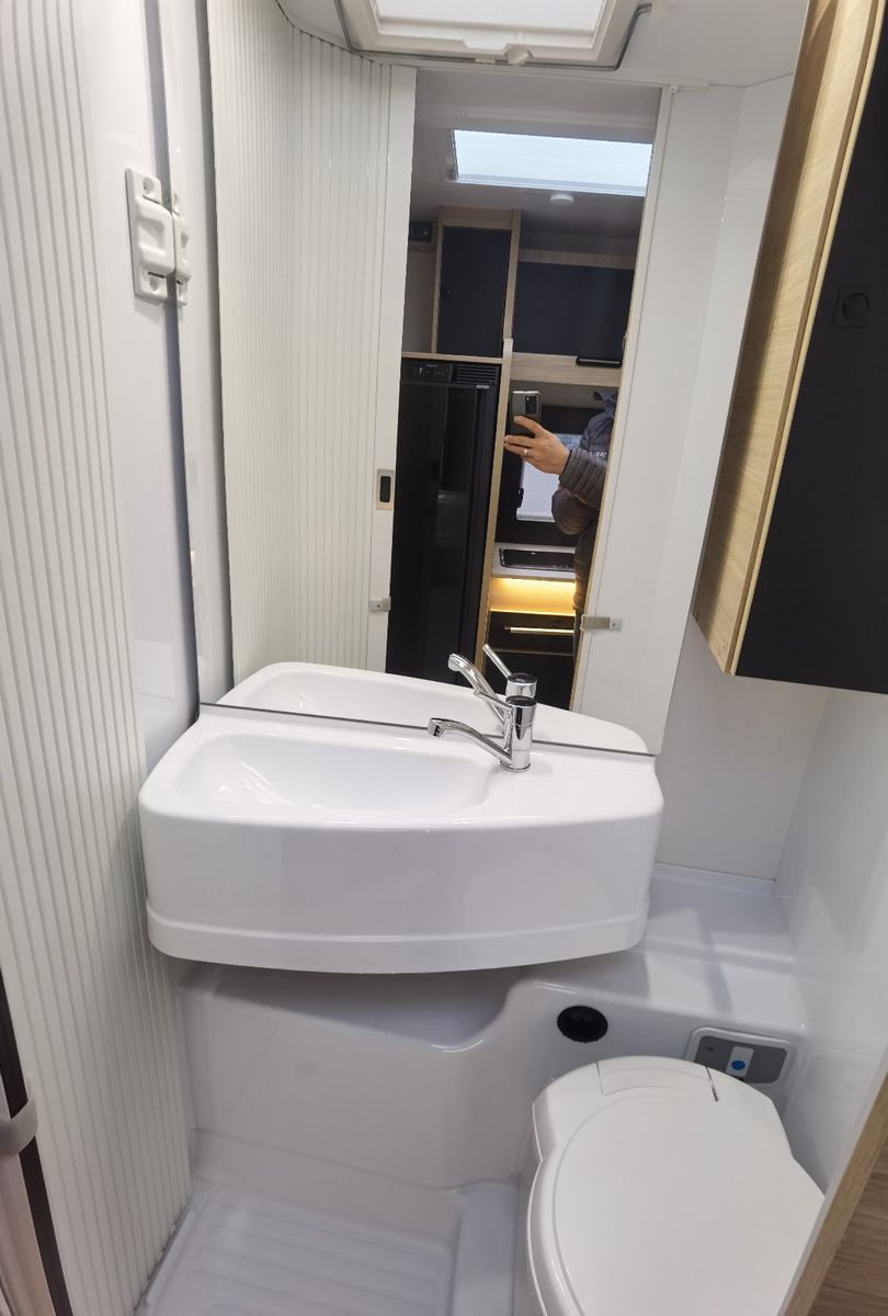 Fahrzeugabbildung Challenger 287 Graphite Edition m. Hubbett