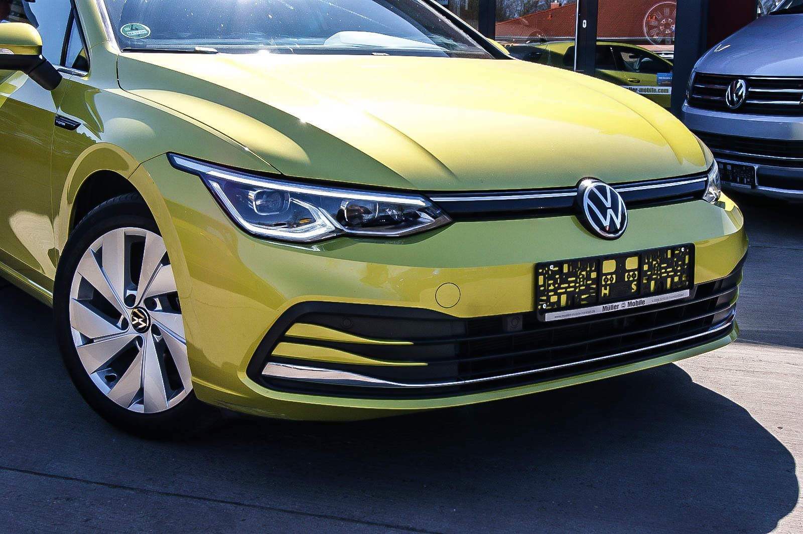 Fahrzeugabbildung Volkswagen Golf VIII 1.5eTSI DSG First Edition MATRIX ANHZV