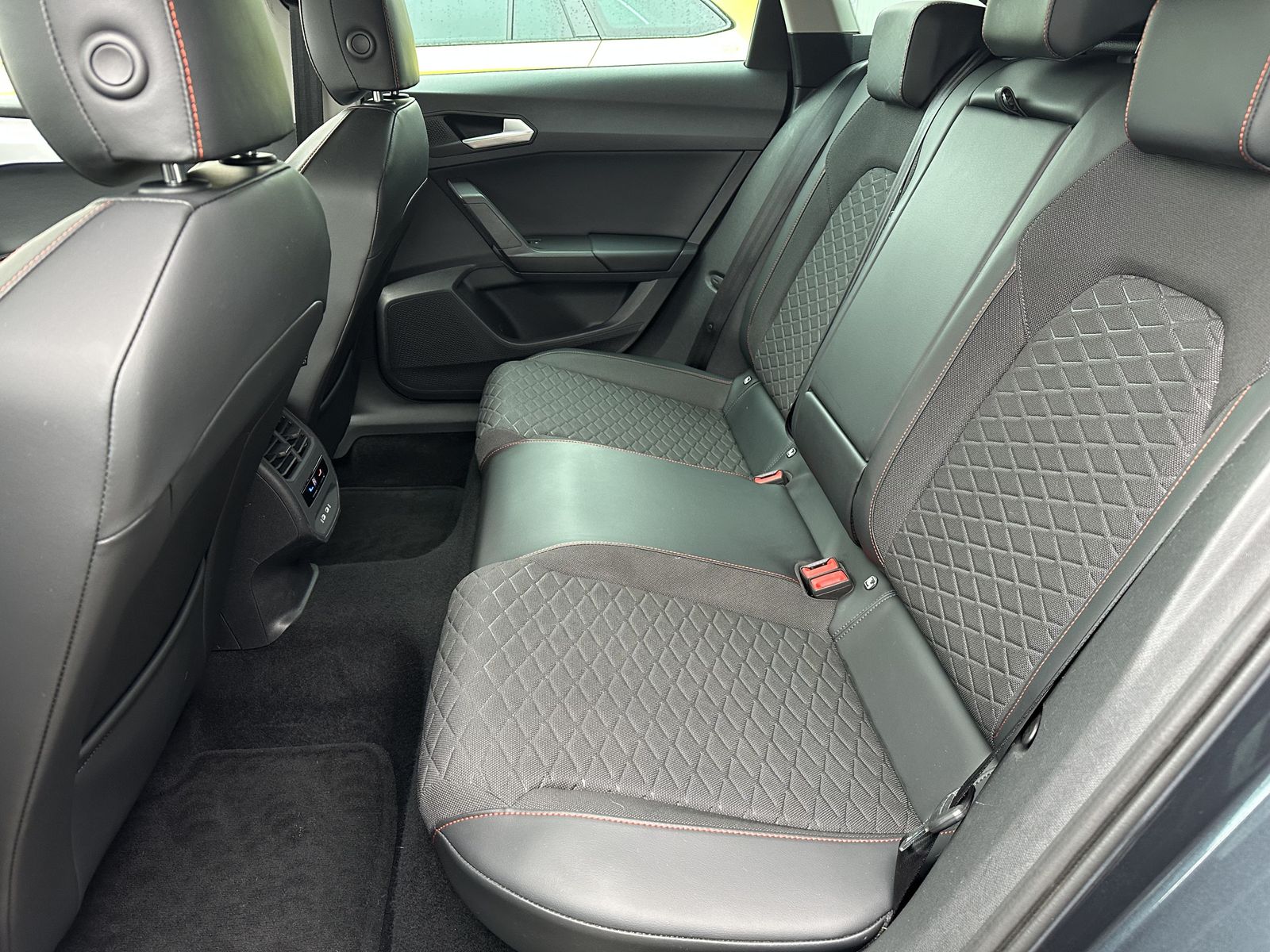 Fahrzeugabbildung SEAT Leon SpT 2.0 TDI DSG FR NAV+LED+ACC+AHK+VCOCKPIT