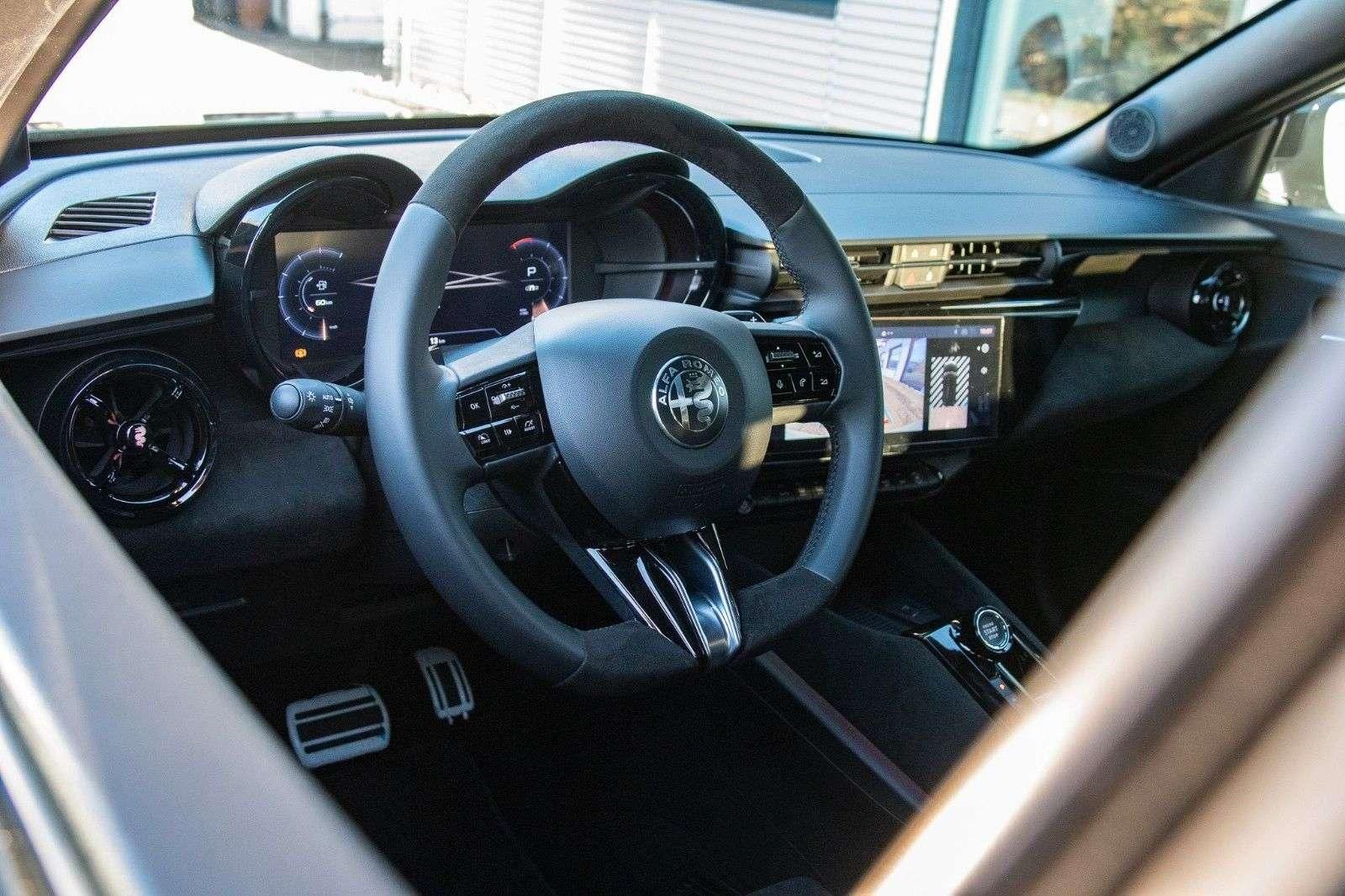 Fahrzeugabbildung Alfa Romeo Junior Elettrica 280 PS  Veloce Sport+Technpaket