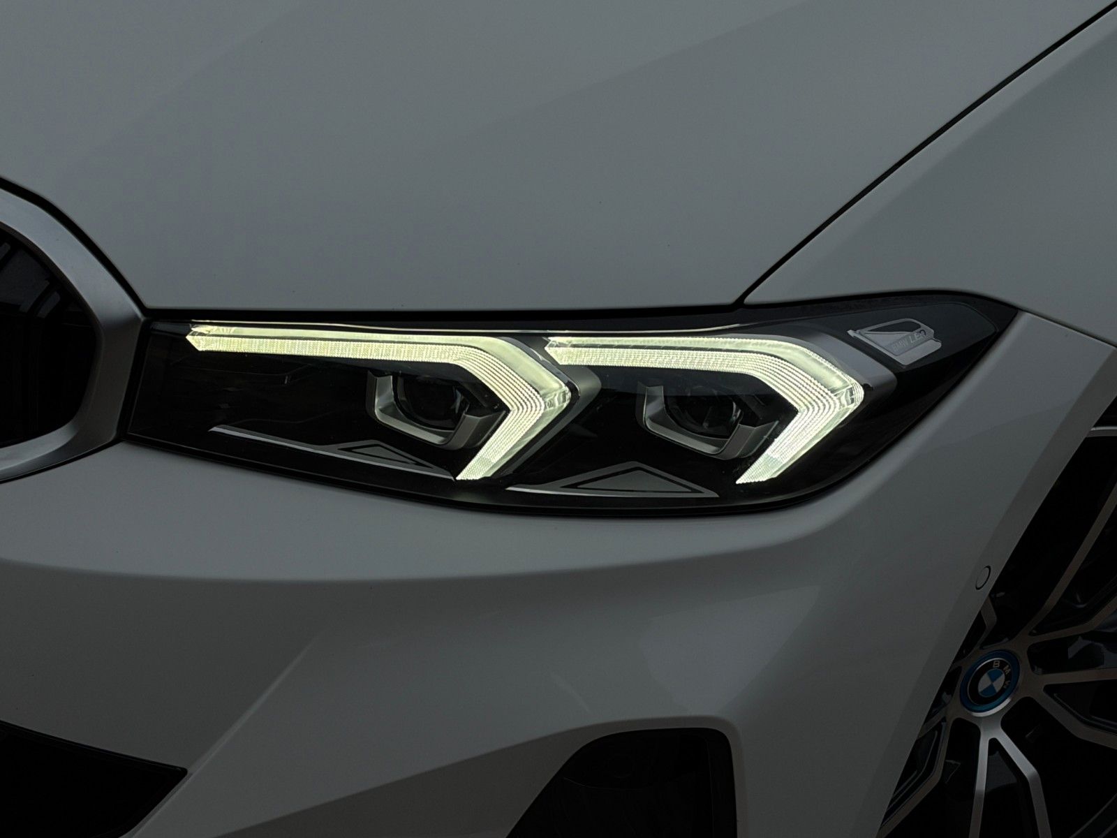 Fahrzeugabbildung BMW 330e Touring Advantage Akustik LcPlus HIFI CAM