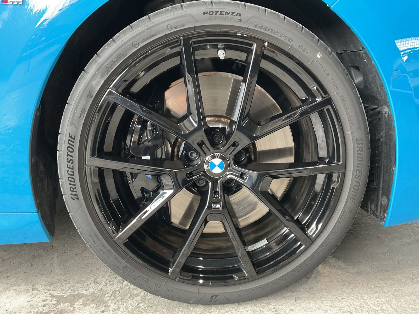 Fahrzeugabbildung BMW M850i xDrive B&W 20" LMR M Carbondach