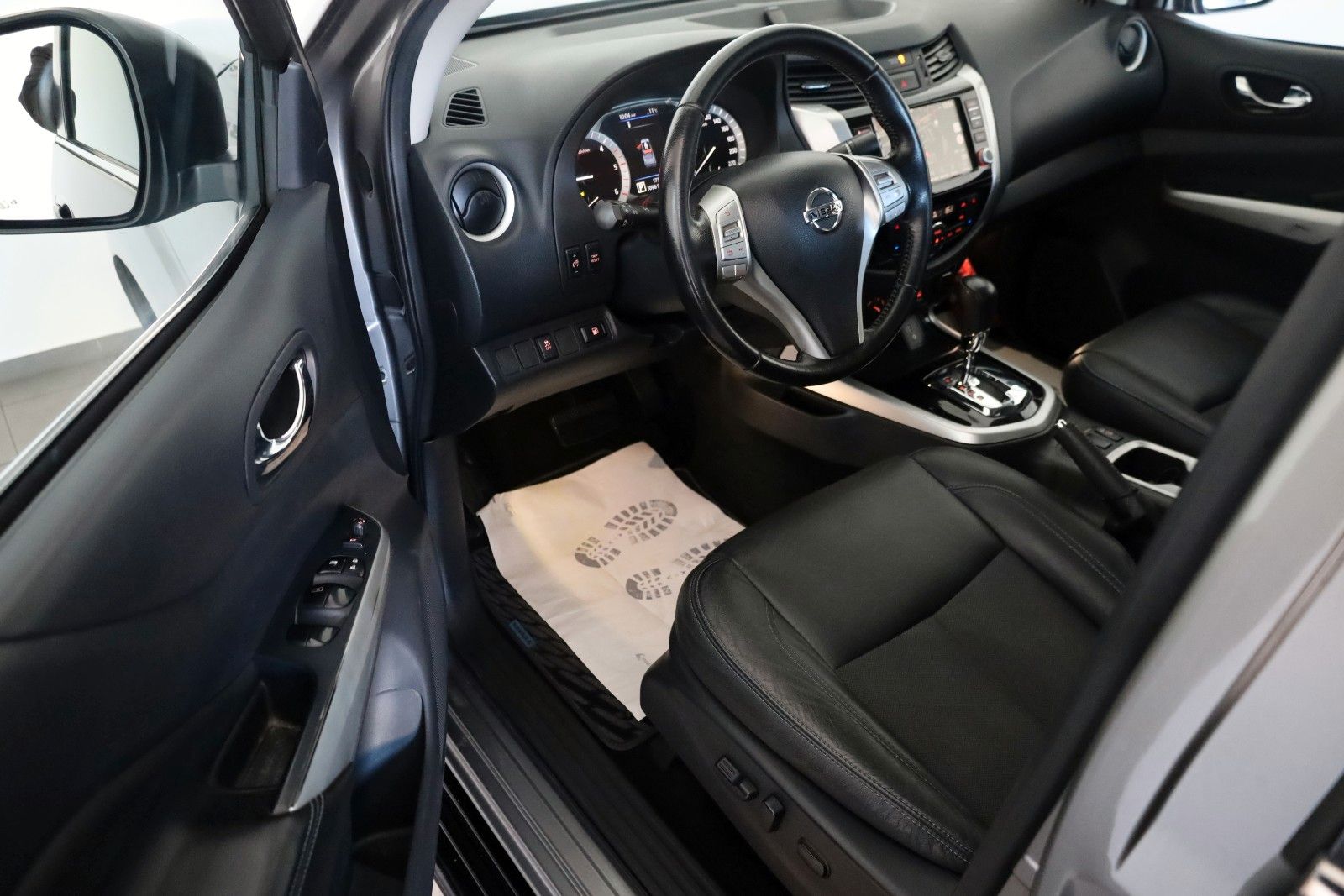Fahrzeugabbildung Nissan Navara N-Guard DoCa 4x4 Leder,Navi,LED,SH,SD,360