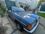 Mercedes-Benz Oldtimer Mercedes W123 Coupé - Mercedes-Benz CE 220 mit Benzin-Antrieb: Coupé