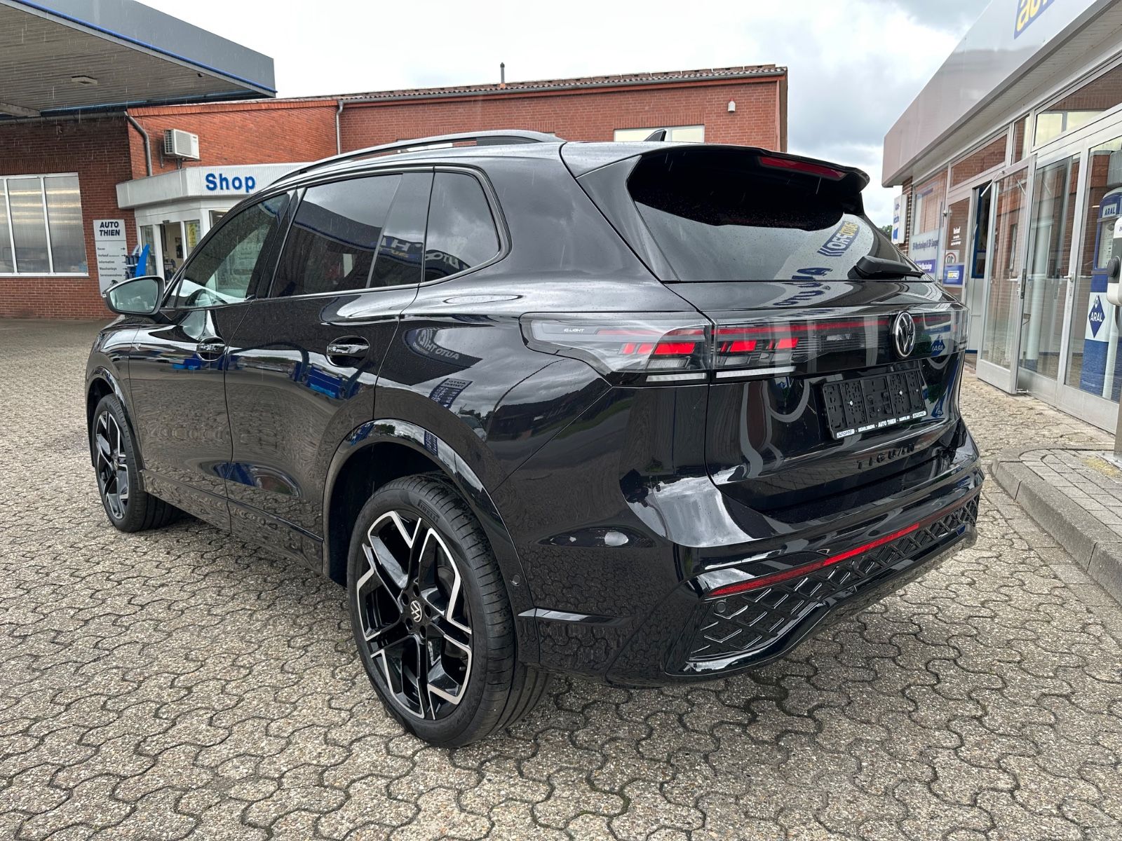 Fahrzeugabbildung Volkswagen Tiguan 2.0 TDI 4M R-Line Pano/AHK/ACC/Navi