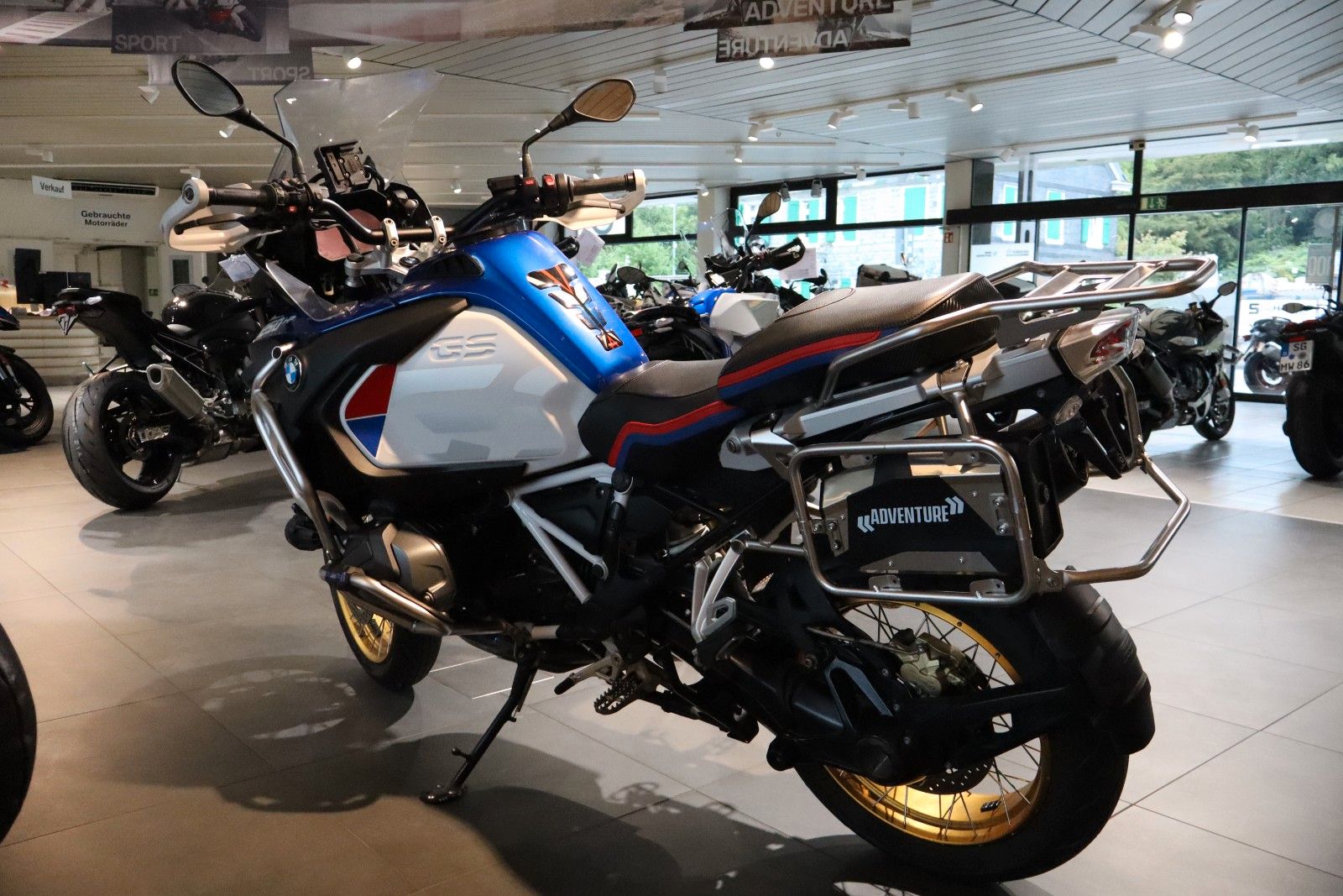 Fahrzeugabbildung BMW R1250GS ADV mit Akrapovic & Tieferlegung