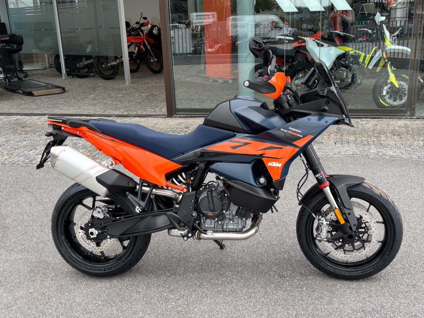 Fahrzeugabbildung KTM 890 SMT Modell 2026 4 Jahre Garantie