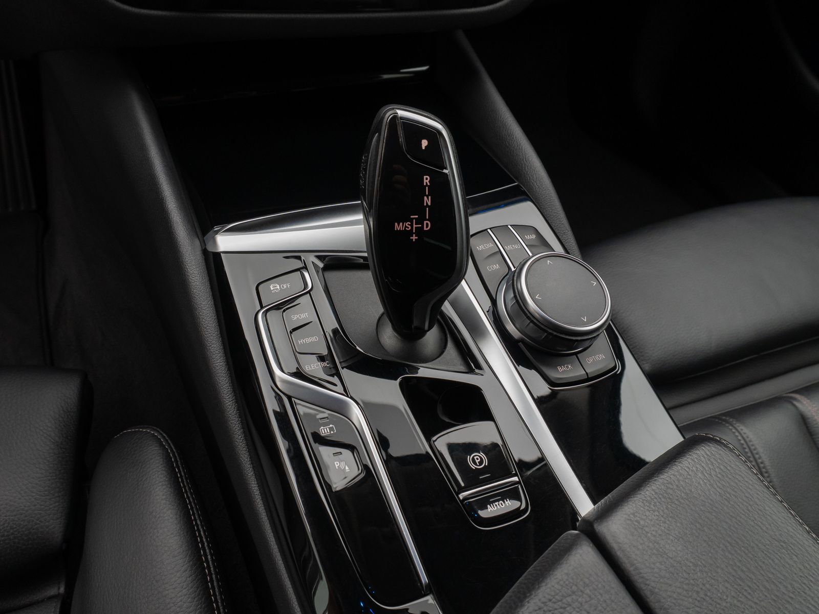 Fahrzeugabbildung BMW 530e Kamera DAB HiFi CockPitPro Fernlichtassist