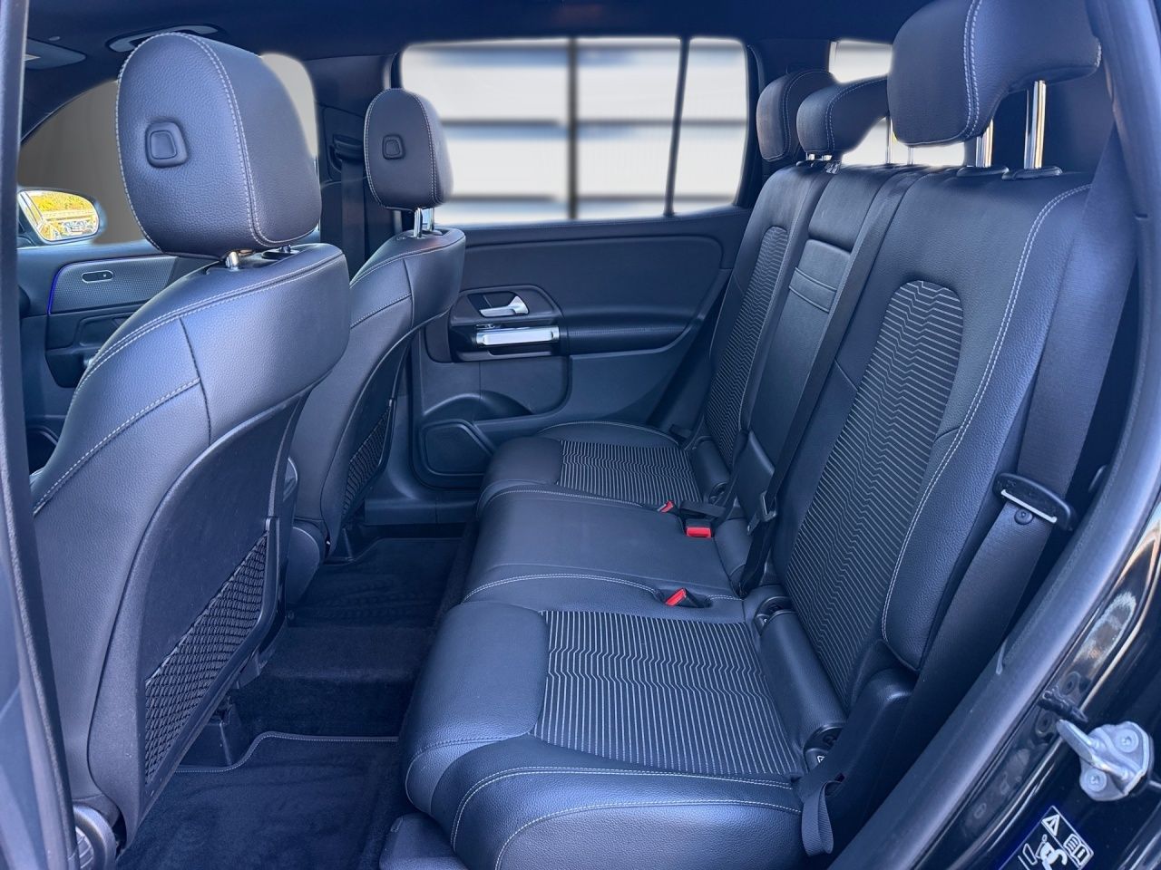 Fahrzeugabbildung Mercedes-Benz GLB 200 PANO+AHK+STNDHZ+MULTIBEAM+DISTR+LHZ+KAM+