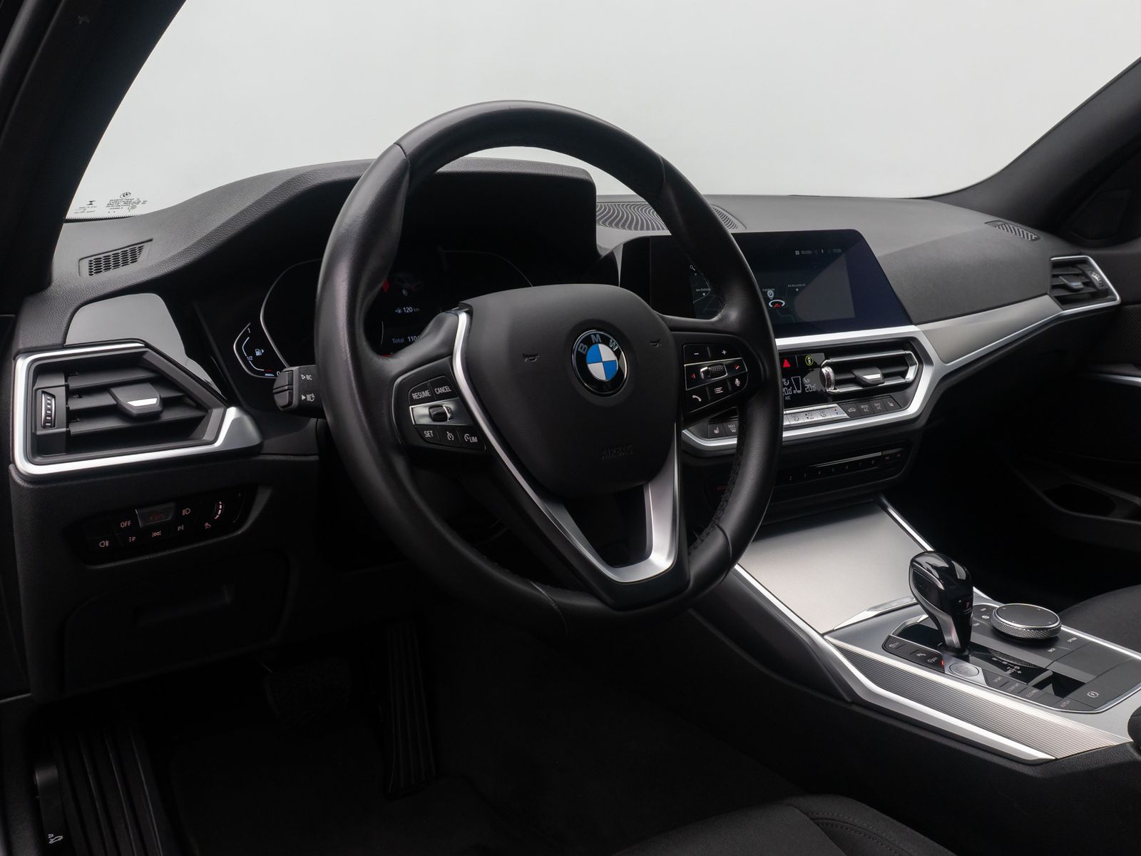 Fahrzeugabbildung BMW 318i CockpitPlus DAB GeschwindigReg Alarm HiFi