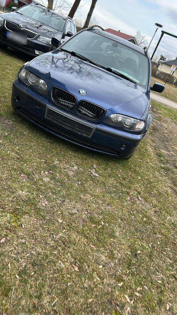 BMW  2004 — салон