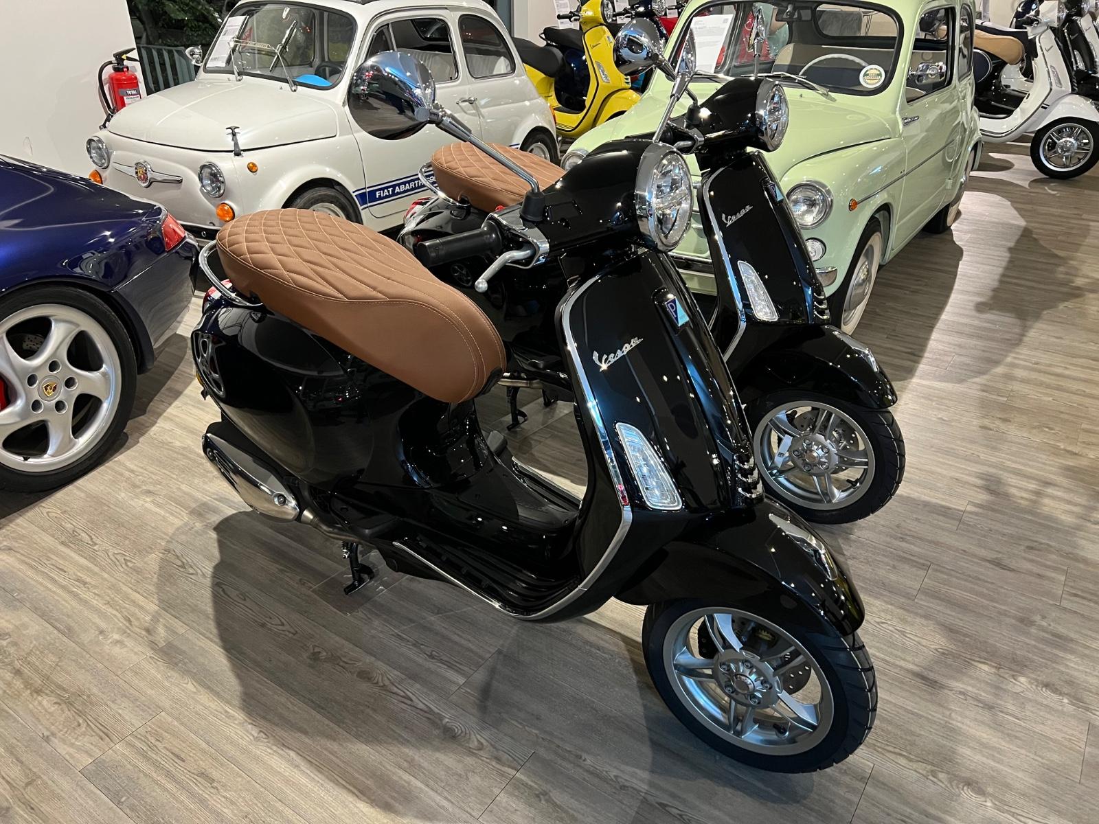 Vespa PRIMAVERA 125  Schwarz Sattel Braun Monatsaktion