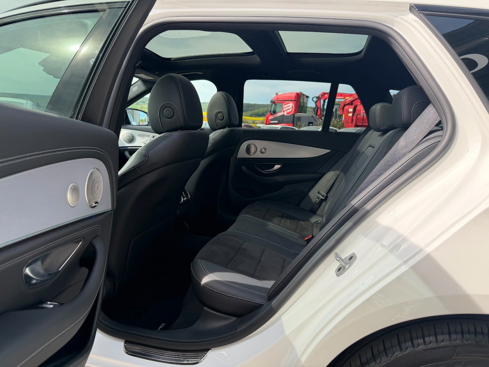 Fahrzeugabbildung Mercedes-Benz E 300e T AMG+Pano+Burm+Distr+HUD+360