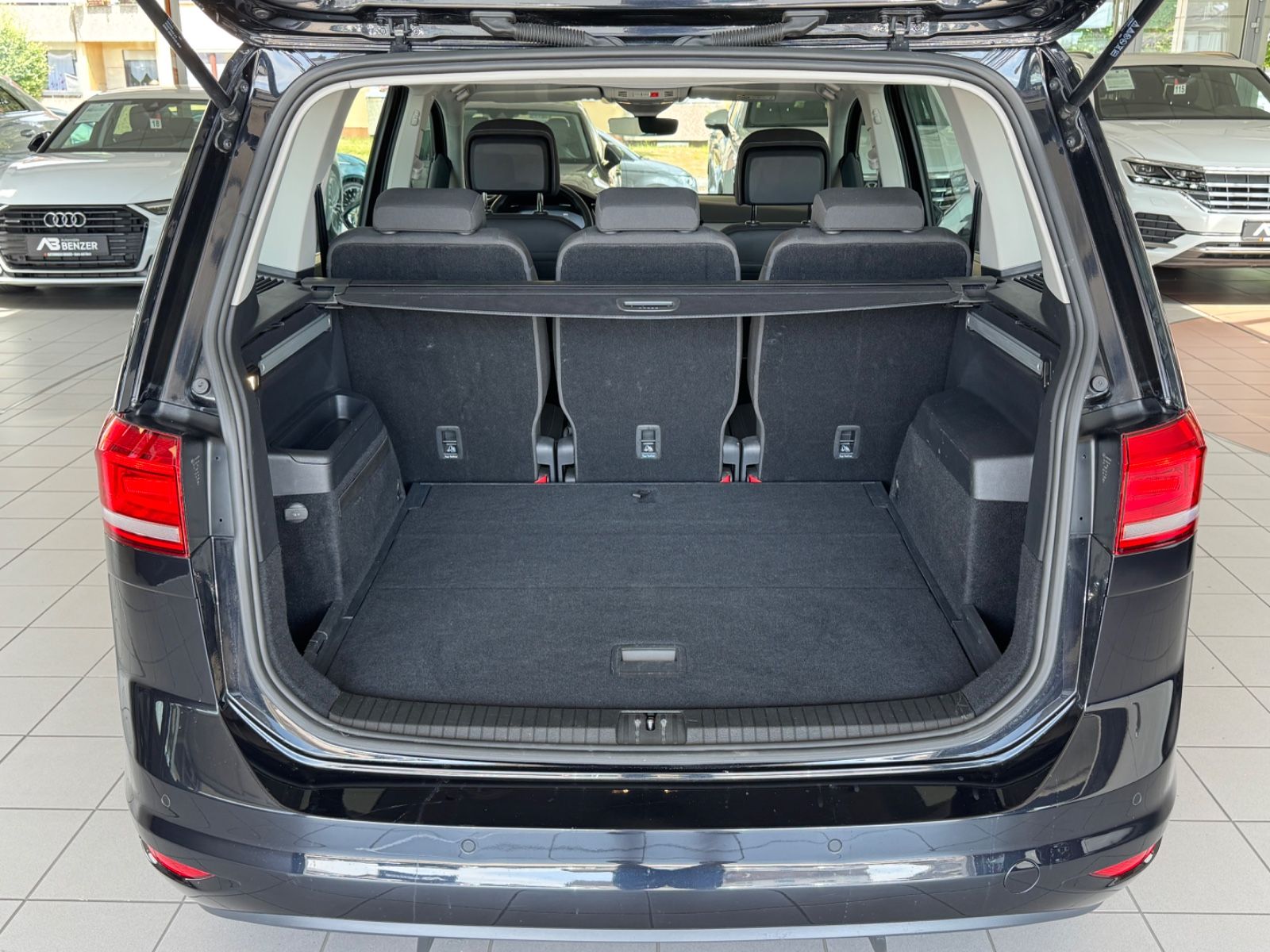 Fahrzeugabbildung Volkswagen Touran Comfortline/ACC/AHK/PDC/Navi/Massage/1H