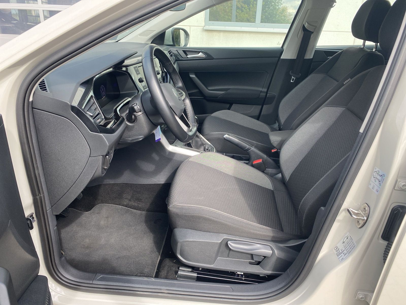 Fahrzeugabbildung Volkswagen Taigo 1.0 TSI Life LED APP PDC SHZ LM17