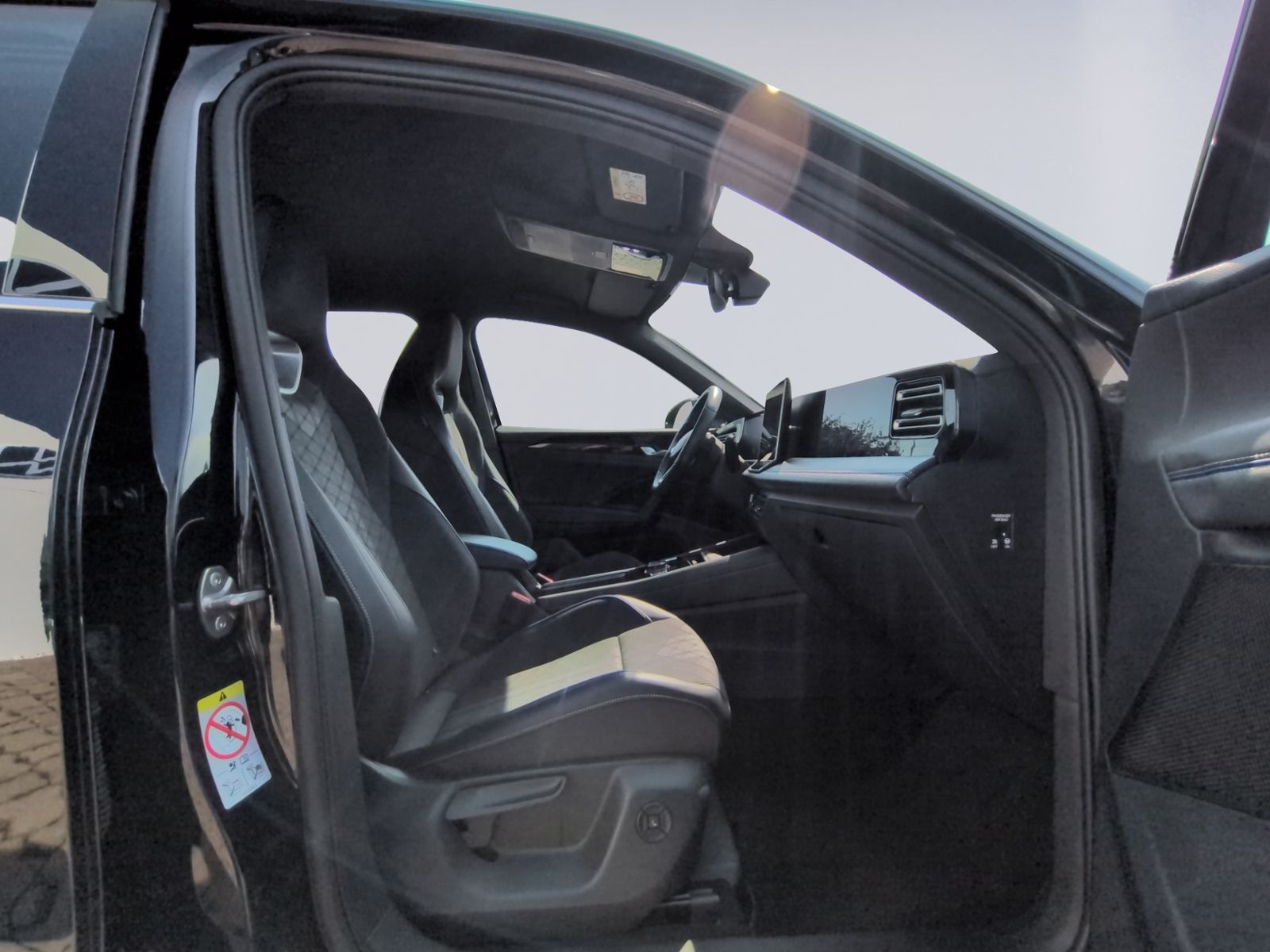 Tiguan R-Line 1.5 eTSI DSG +LED+NAVI+SHZ+KAMERA