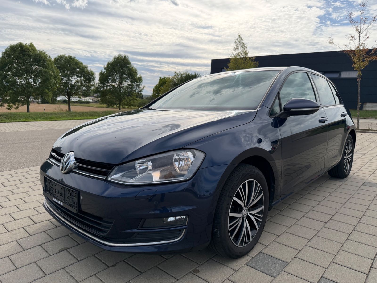 Volkswagen Golf - 1