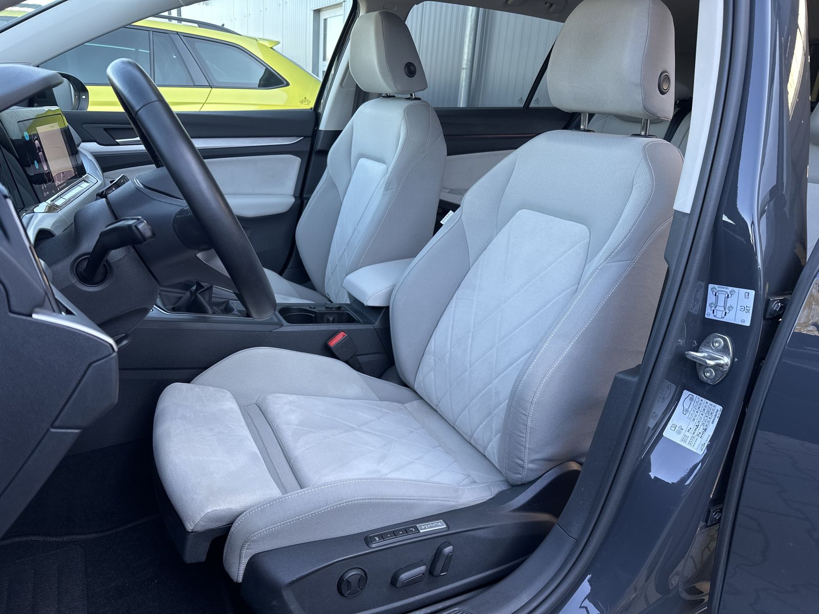 Fahrzeugabbildung Volkswagen Golf Variant 2.0 TDI Life NAV+LED+KAM+VCOCK+HUD