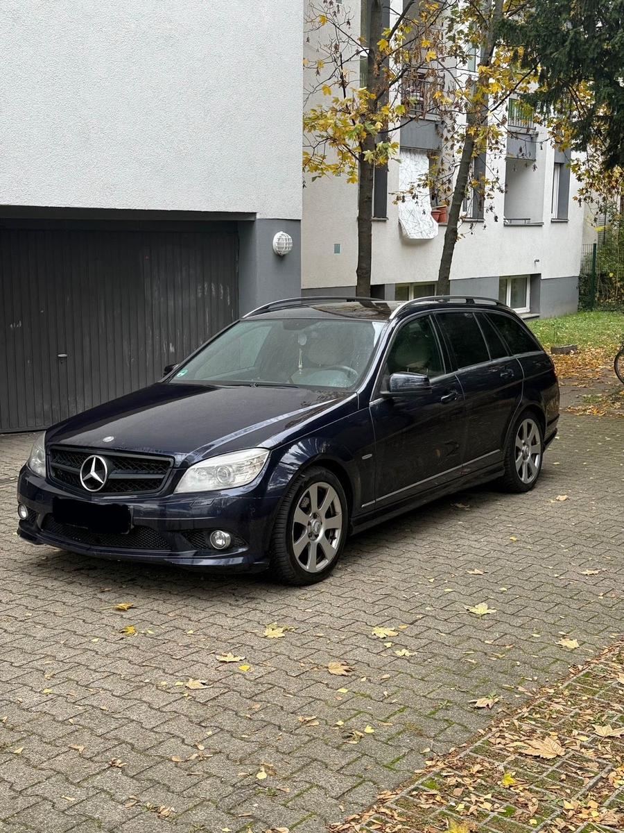 Mercedes-Benz C220 2009 — rear view