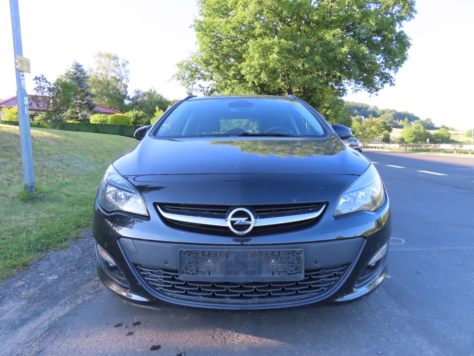 Opel Astra 2015 — rear view