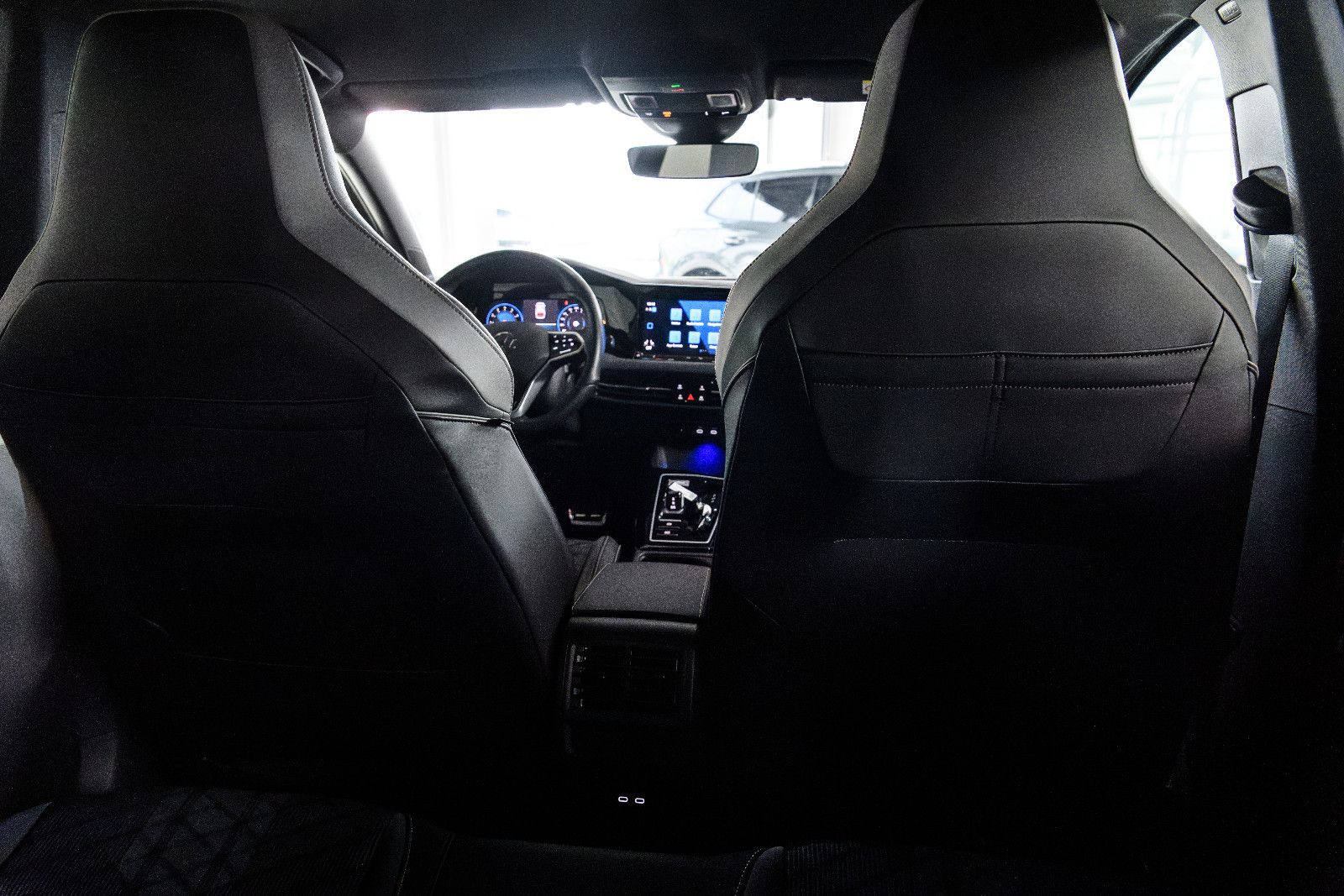 Fahrzeugabbildung Volkswagen Golf VIII R-Line 1.5 eTSI LED+KAMERA+APP+SHZ