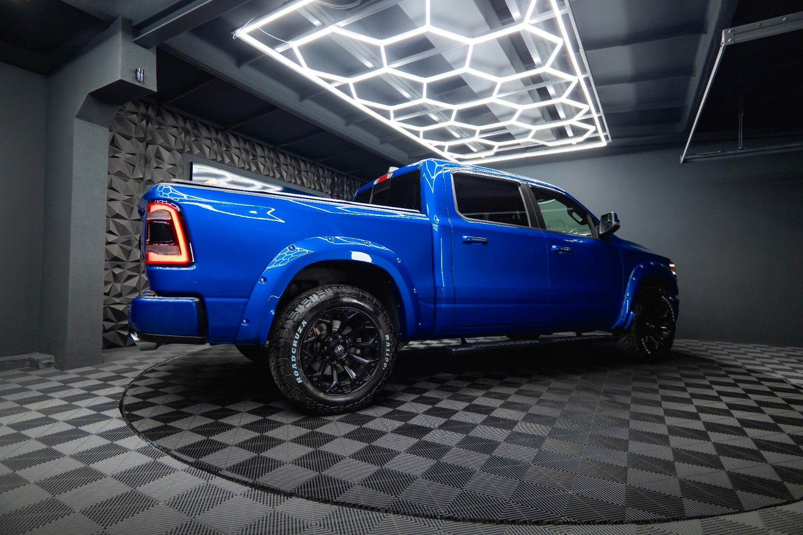 Fahrzeugabbildung Dodge RAM 5.7 V8 HEMI 4x4 OFFROAD Night Limited 19%