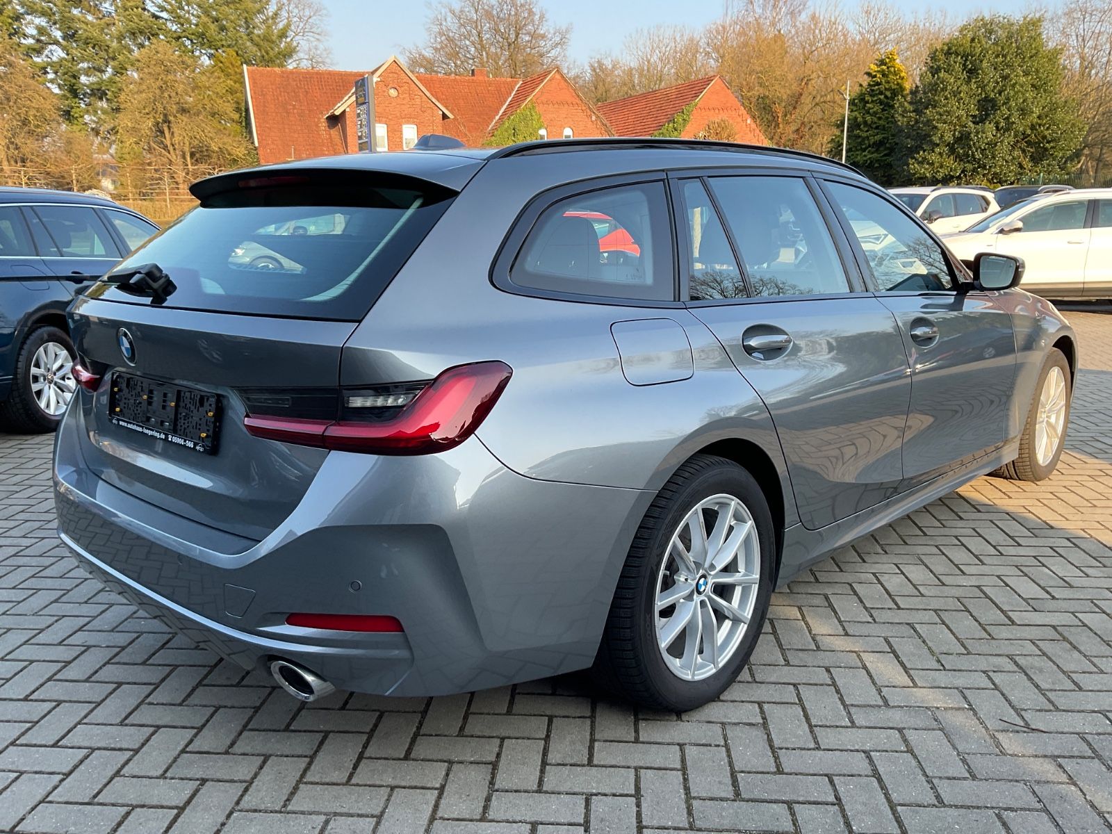 Fahrzeugabbildung BMW 320d xDrive Touring Advantage Automatic
