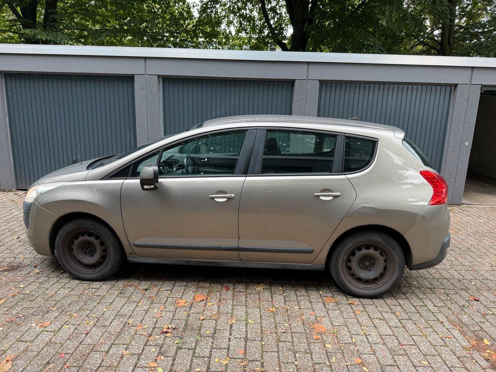 Peugeot 3008 2011 — rear view
