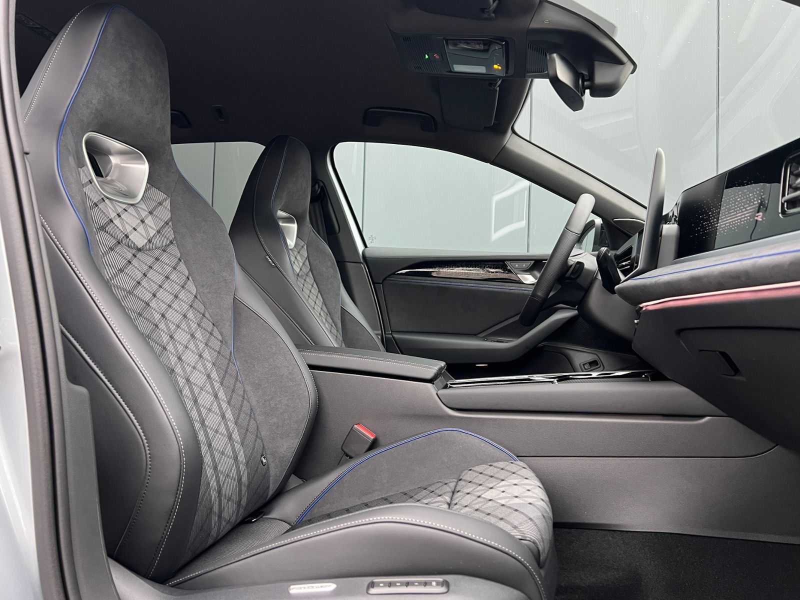 Fahrzeugabbildung Volkswagen Passat Variant R-Line 2.0 TDI DSG 4MOTION *AHK,