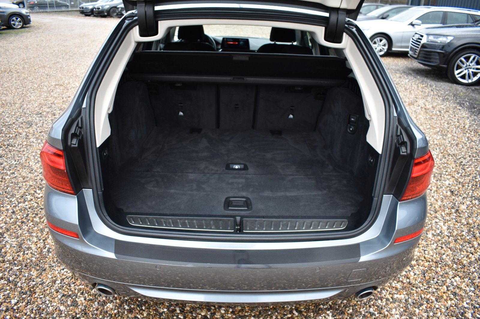 Fahrzeugabbildung BMW 520d Touring M Sportfahrwerk HUD AHK Keyless ACC