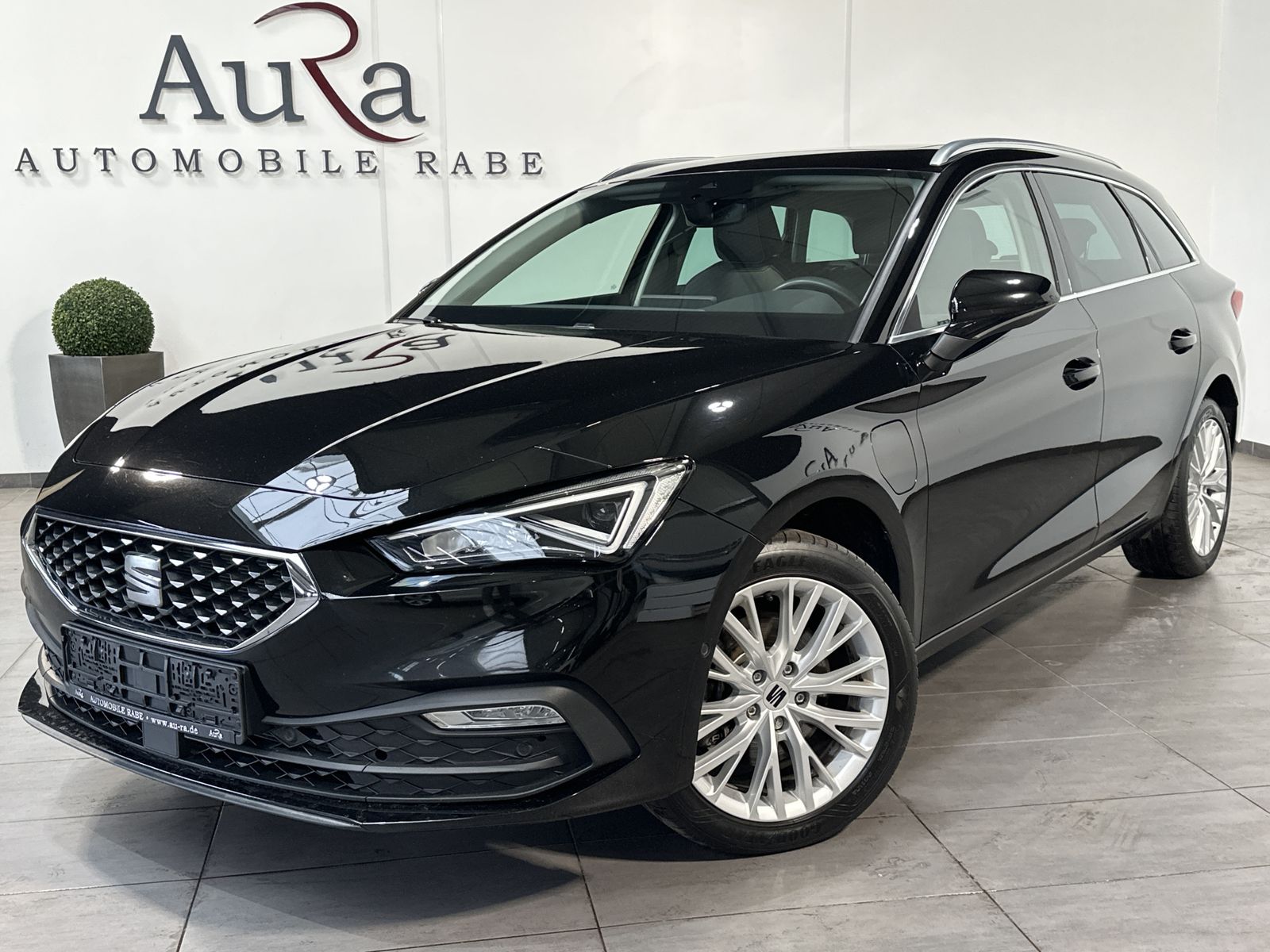 Fahrzeugabbildung SEAT Leon Xcellence e-Hybrid NAV+LED+PANORAMA+CARPLAY