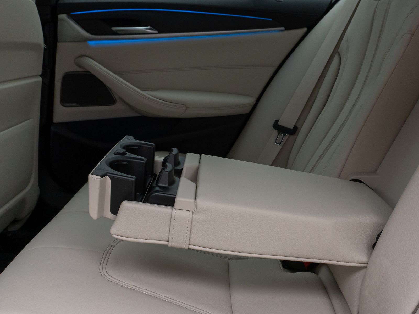 Fahrzeugabbildung BMW 530e M Sport Kamera Laser HUD DAB H/K Alarm 19"