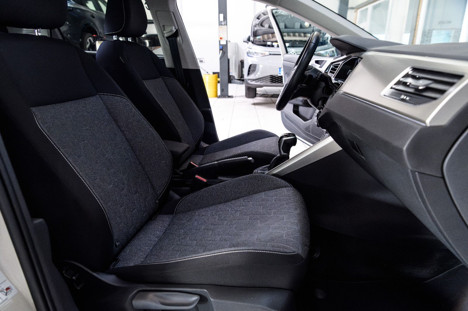 Fahrzeugabbildung Volkswagen Polo VI Move 1.0 TSI DSG LED+SHZ+PDC+APP