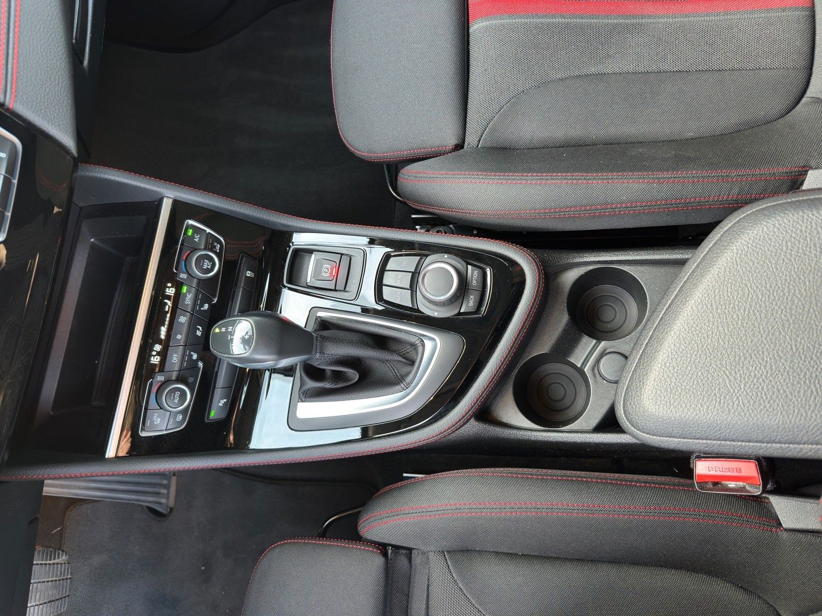 Fahrzeugabbildung BMW 218i  Active Tourer Sport Line AHK LED