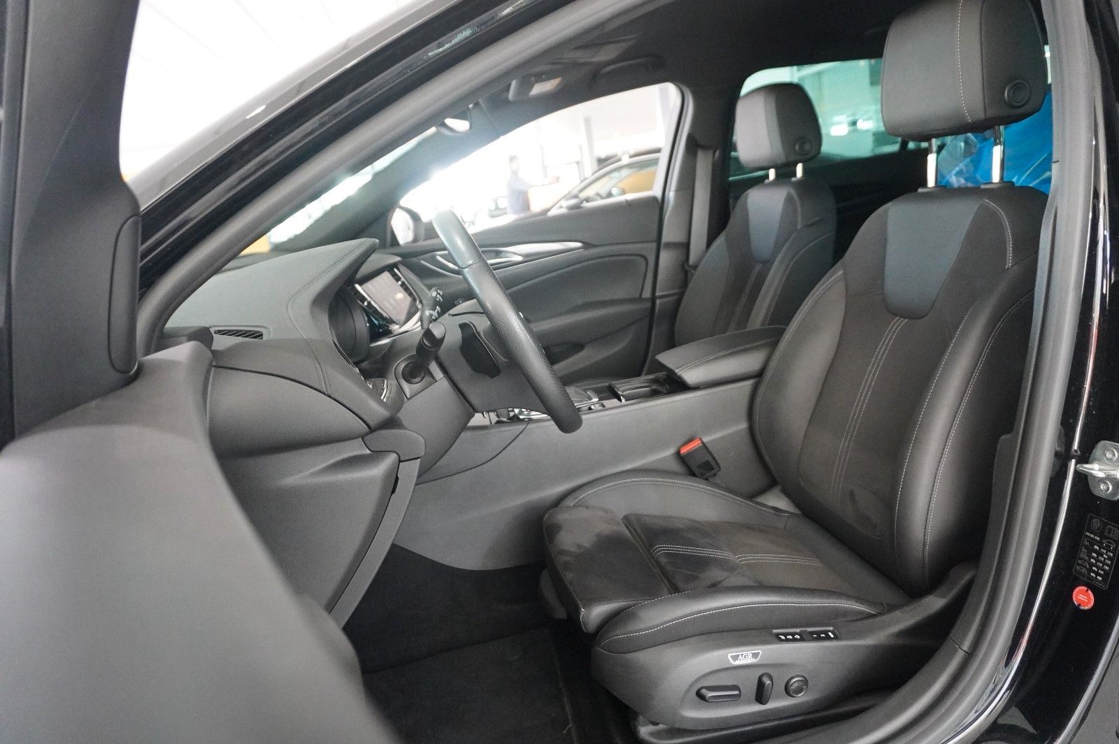 Fahrzeugabbildung Opel Insignia B ST 2.0D ULTIMATE NAVI/OPC/VIRT/SH/AHK