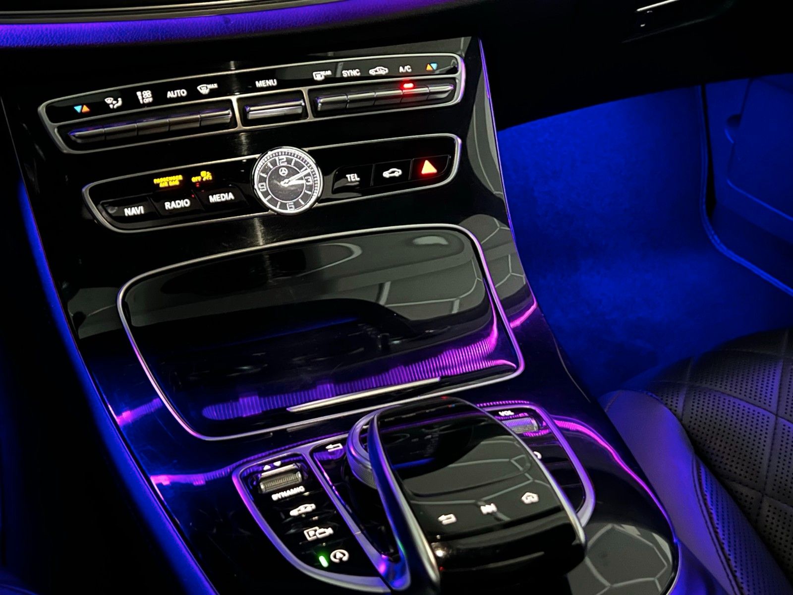 Fahrzeugabbildung Mercedes-Benz E 350 d AMG-LINE/MASSAGE/BURMESTER/DESIGNO/WIDE