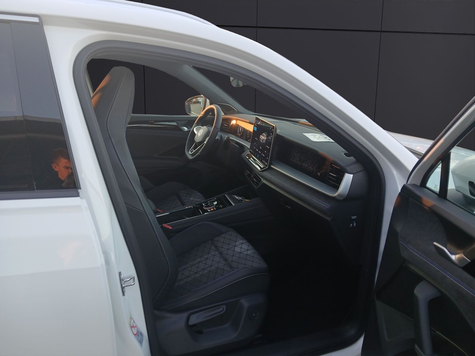 Fahrzeugabbildung Volkswagen Tayron R-Line TDI DSG 4M IQ.Light ACC STH AHK PA