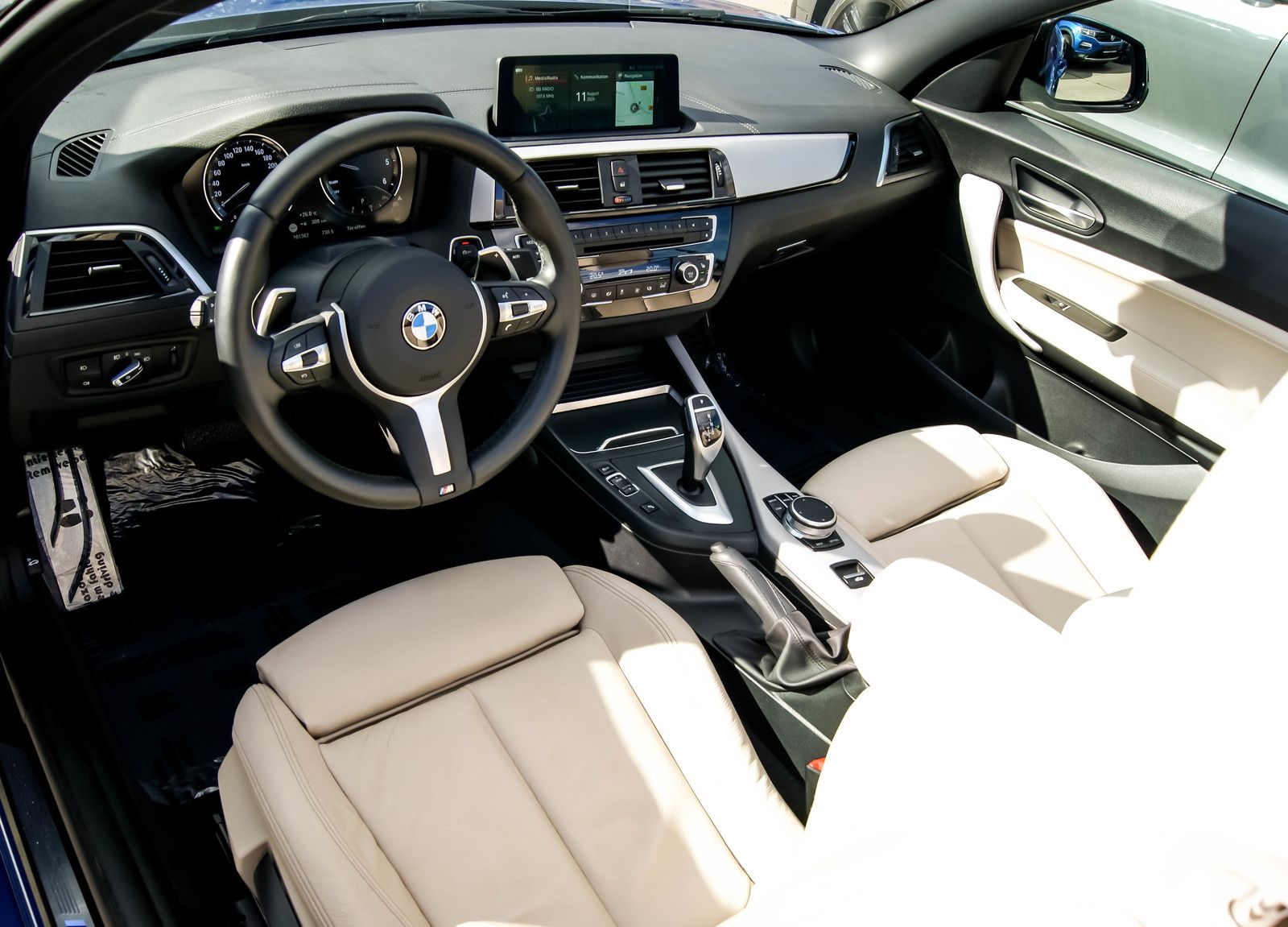 Fahrzeugabbildung BMW 220 d Cabrio M Sport Estoril NAVI LED KAMERA AHK